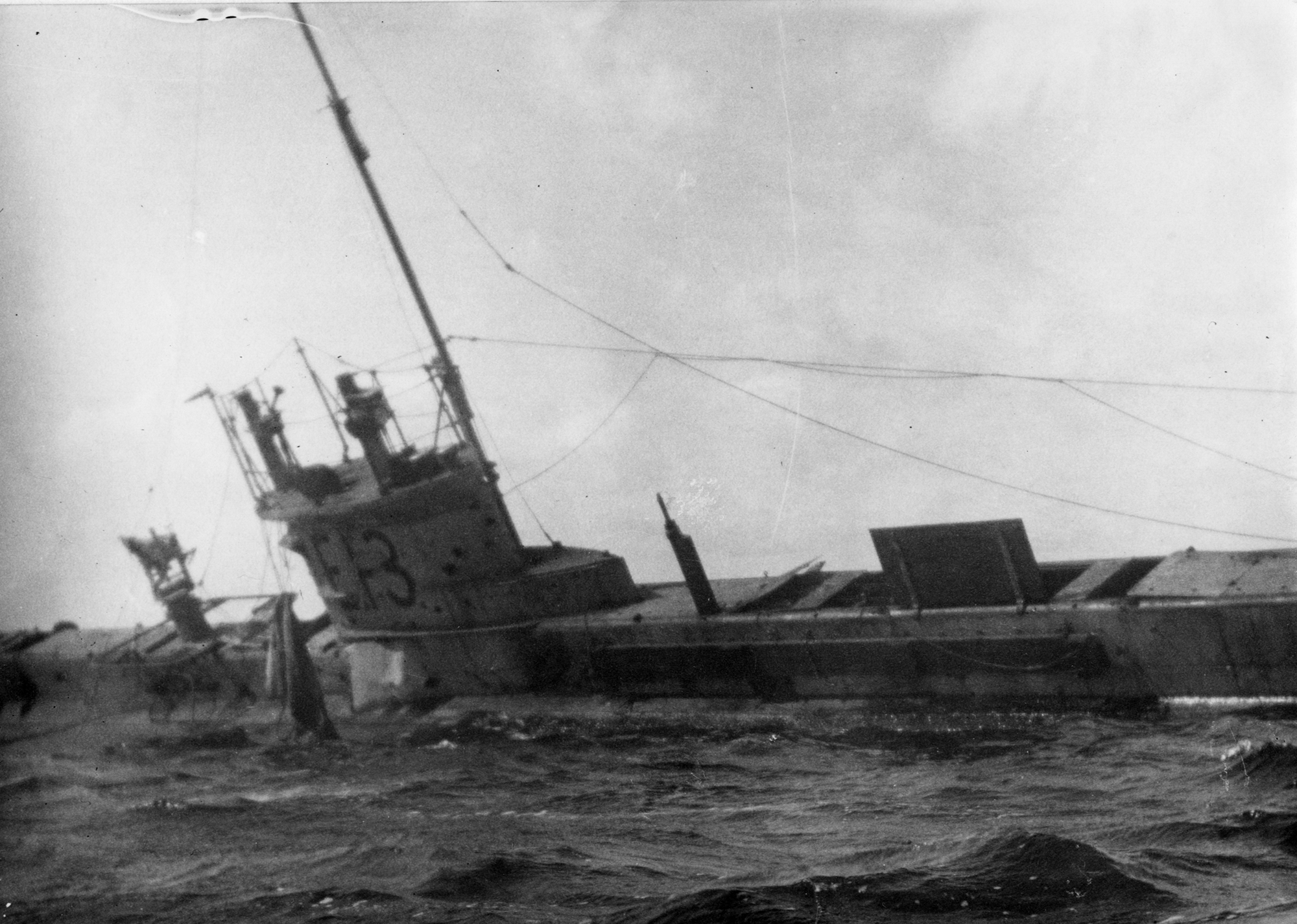 The British submarine E13 aground at Saltholm in the Øresund in 1915 after being attacked by German torpedo boats.